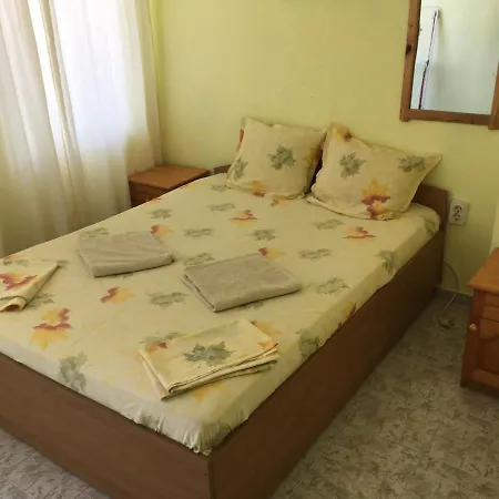 Guest Nia Elis Kiten (Burgas)