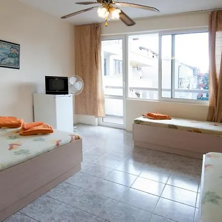 Guest Nia Elis Kiten (Burgas)