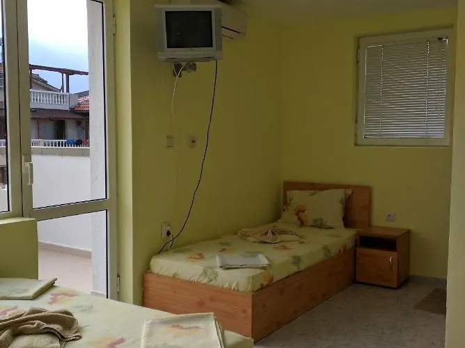 בית הארחה Guest Nia Elis 3*